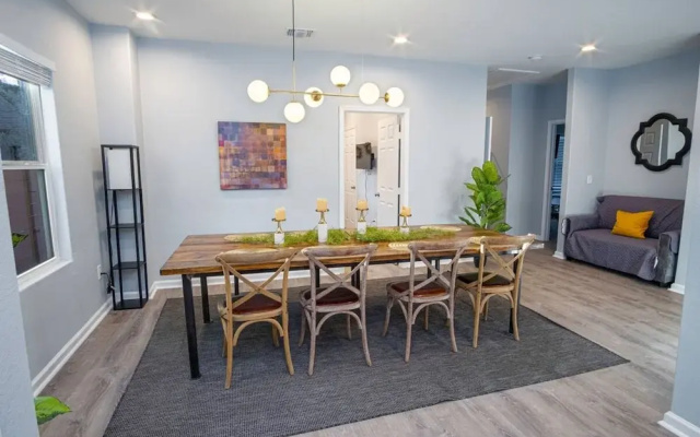 photo 5 of Don t Miss Dynamic 4BR 2BA Near Jolly Riverwalk