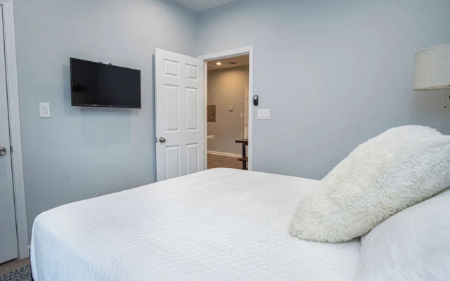 photo 2 of Don't Miss Dynamic 4br/2ba Near Jolly Riverwalk