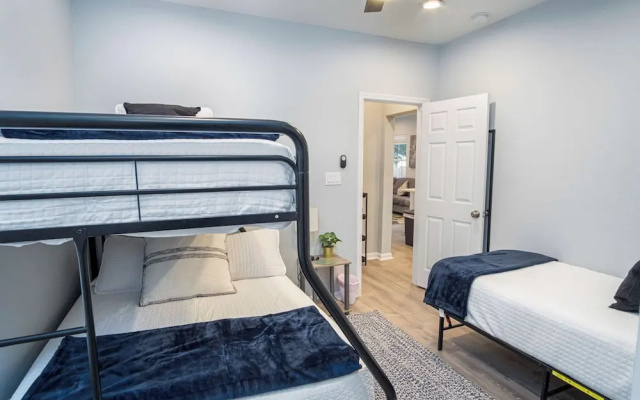 photo 3 of Don't Miss Dynamic 4br/2ba Near Jolly Riverwalk