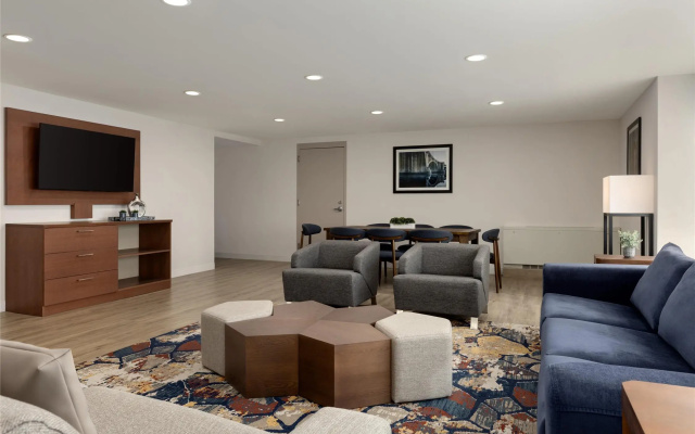 photo 2 of Doubletree by Hilton Bloomington - Minneapolis South