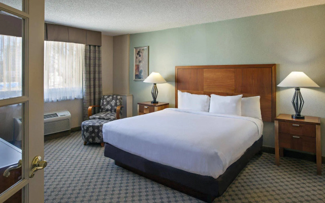 photo 4 of The Alloy King of Prussia - a DoubleTree by Hilton