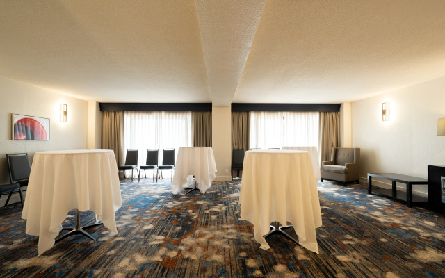 photo 4 of Doubletree by Hilton Houston Hobby Airport