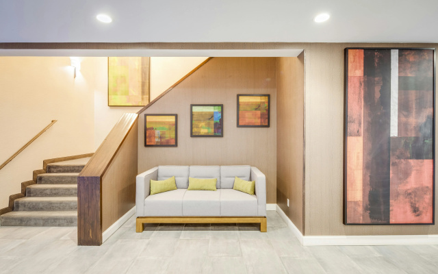 photo 3 of DoubleTree by Hilton Huntington