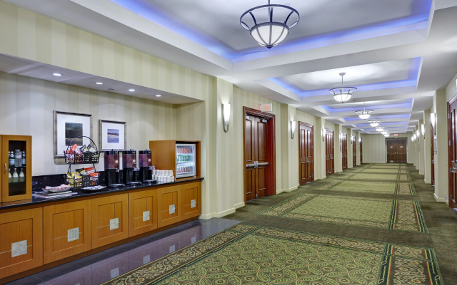 photo 2 of DoubleTree by Hilton Washington DC - Crystal City