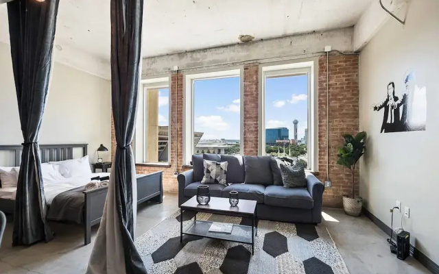 photo 3 of Downtown Dallas Gorgeous 3 BD, Pool & Gym