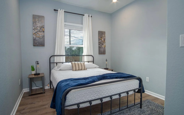 photo 2 of Downtown Dream Home Spacious 4br/2ba Sleeps 12!