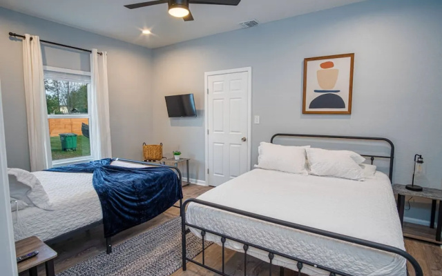 photo 5 of Downtown Dream Home Spacious 4br/2ba Sleeps 12!