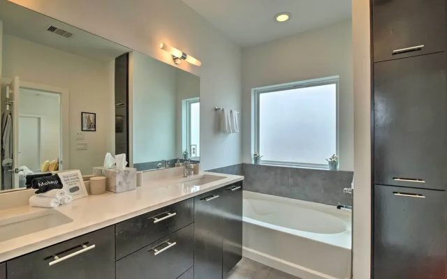 photo 2 of Downtown Houston Townhome w/ Balcony + Yard!