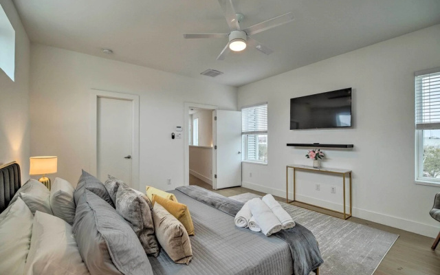 photo 3 of Downtown Houston Townhome w/ Balcony + Yard!