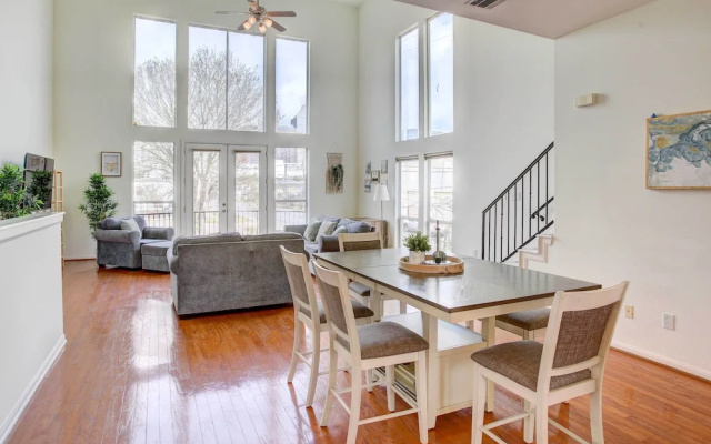 photo 4 of Downtown Houston Townhome w/ City Views!