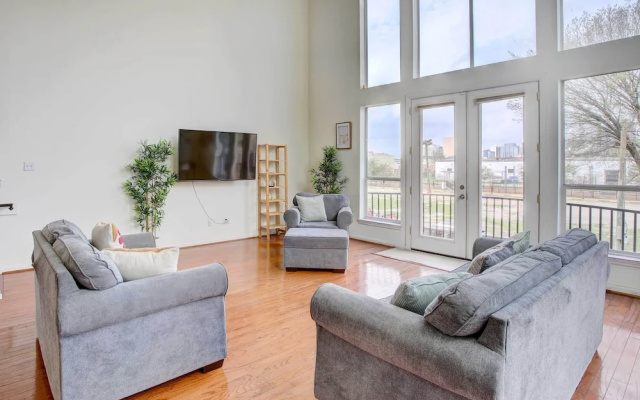 photo 5 of Downtown Houston Townhome w/ City Views!