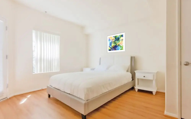 photo 4 of LAs Premier Apartments