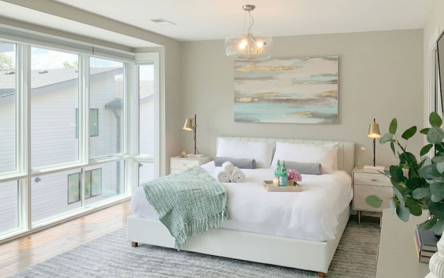 photo 2 of Downtown Luxury - 10 Beds Free Parking