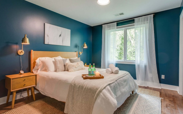 photo 3 of Downtown Luxury - 10 Beds Free Parking