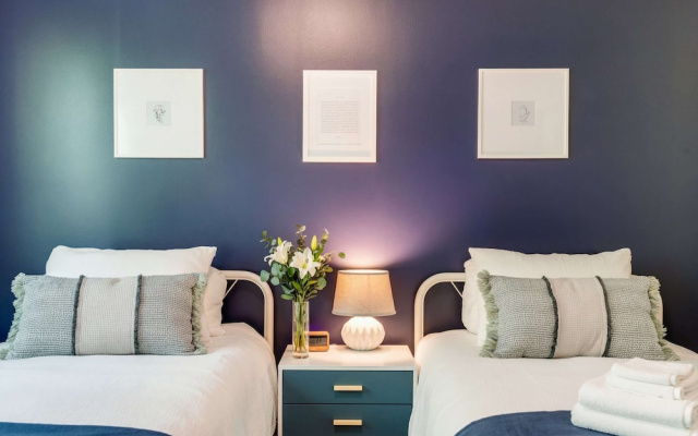 photo 4 of Downtown Luxury - 10 Beds Free Parking
