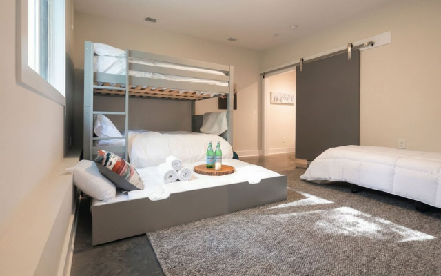photo 5 of Downtown Luxury - 10 Beds Free Parking