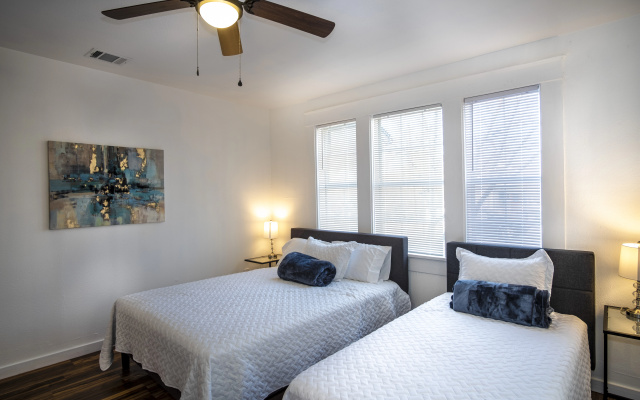 photo 2 of Downtown View Cozy 2br/1ba Home Sleeps 8