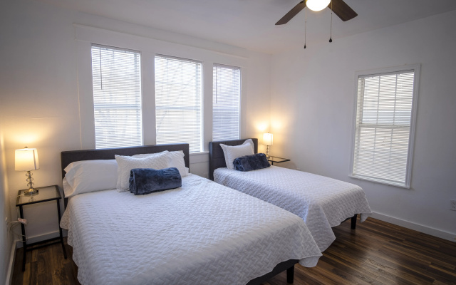 photo 3 of Downtown View Cozy 2br/1ba Home Sleeps 8