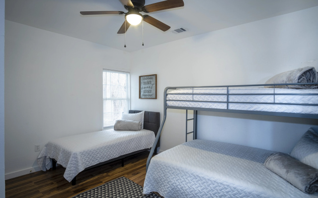 photo 4 of Downtown View Cozy 2br/1ba Home Sleeps 8