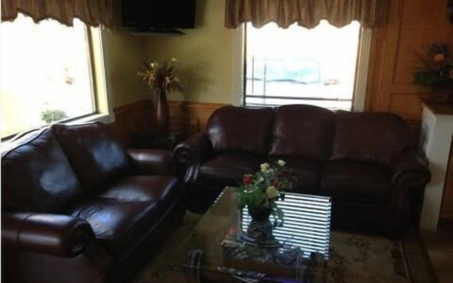 photo 3 of Downtowner Inn and Suites Hobby
