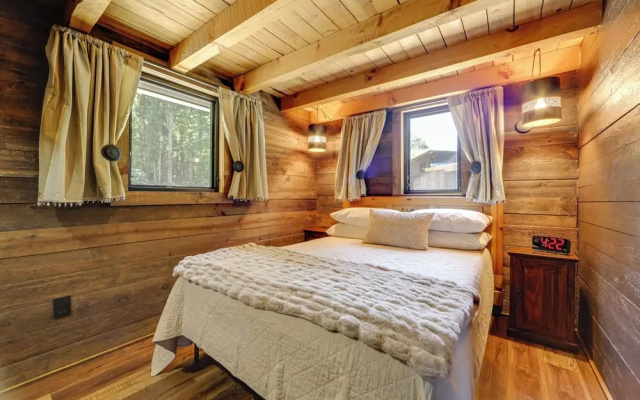 photo 2 of Dreamy Penrose Cabin w/ Panoramic Mountain Views