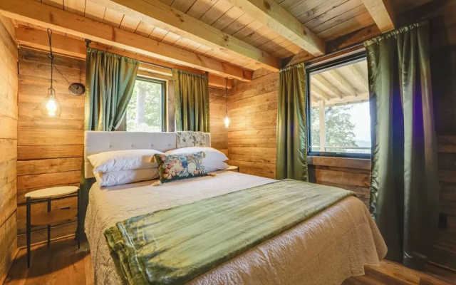 photo 5 of Dreamy Penrose Cabin w/ Panoramic Mountain Views