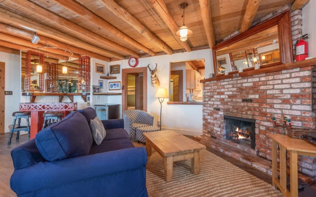 photo 2 of dun Lookin - 4br W/ Hot Tub & Pier, Large Yard 4 Bedroom Cabin