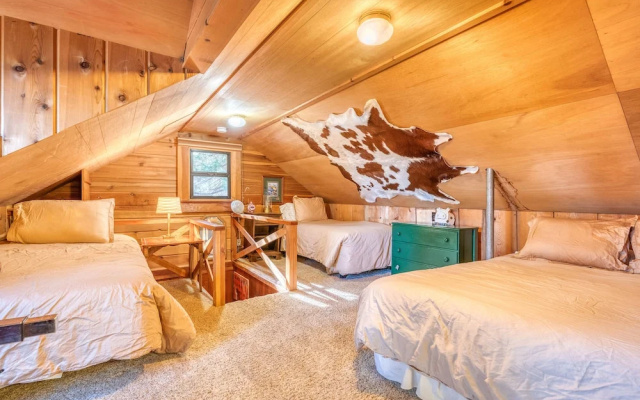 photo 3 of dun Lookin - 4br W/ Hot Tub & Pier, Large Yard 4 Bedroom Cabin