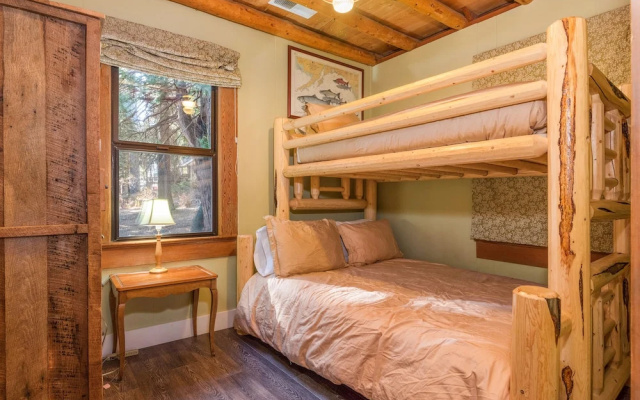 photo 4 of dun Lookin - 4br W/ Hot Tub & Pier, Large Yard 4 Bedroom Cabin