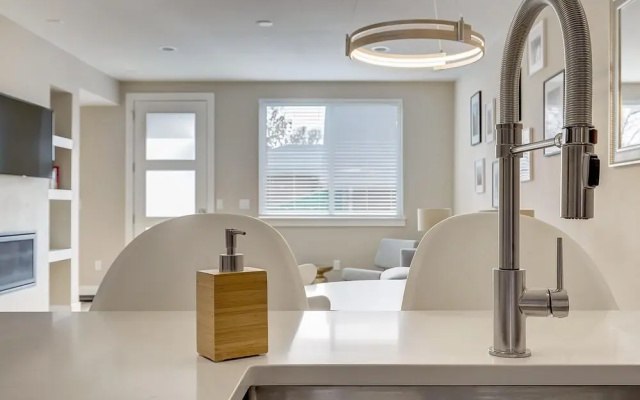 photo 2 of New Stunning Modern Gem in Unbeatable Location