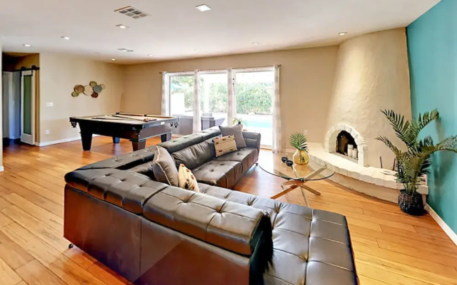photo 2 of E Mariposa Home 4 Bedrooms 2 Bathrooms Home