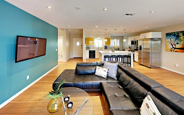 photo 3 of E Mariposa Home 4 Bedrooms 2 Bathrooms Home