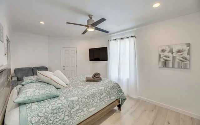 photo 3 of 2 Mi to Citadel Outlets! East LA Retreat Near I-5