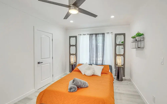 photo 4 of 2 Mi to Citadel Outlets! East LA Retreat Near I-5