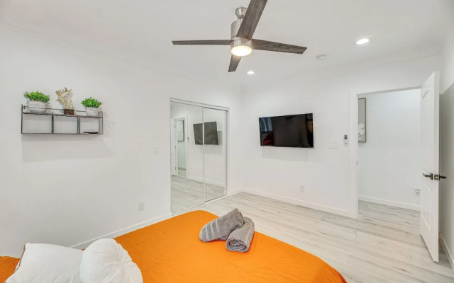 photo 5 of 2 Mi to Citadel Outlets! East LA Retreat Near I-5