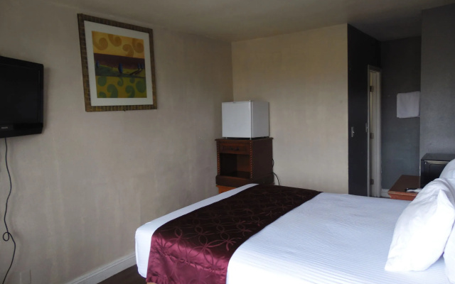 photo 3 of EC Motel