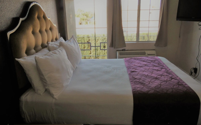 photo 4 of EC Motel