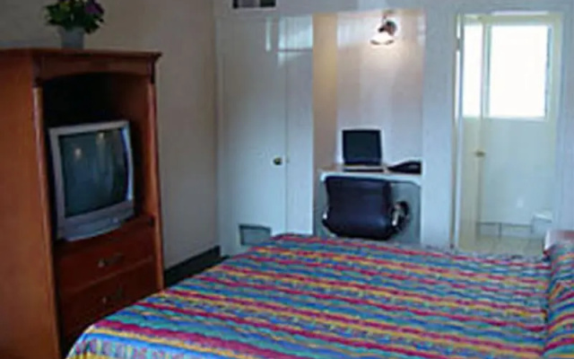 photo 2 of Econo Lodge Inn & Suites West Hollywood
