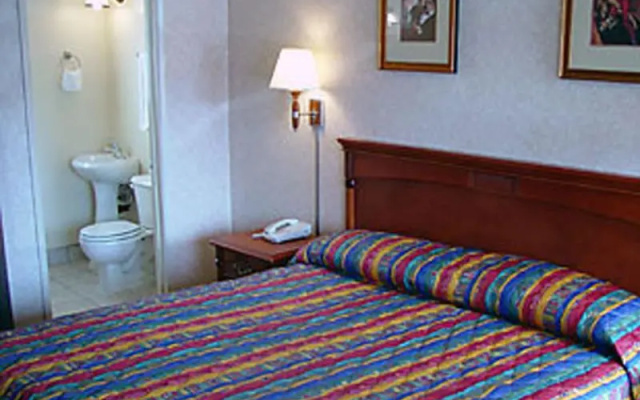 photo 3 of Econo Lodge Inn & Suites West Hollywood