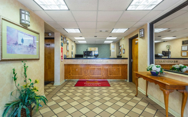 photo 2 of Econo Lodge & Suites Clarksville near Governors Square Mall