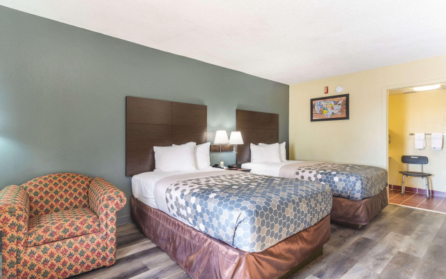 photo 3 of Econo Lodge & Suites Clarksville near Governors Square Mall