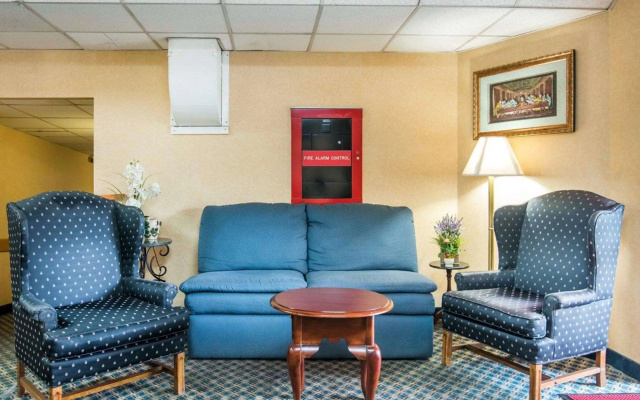 photo 2 of Econo Lodge Manchester