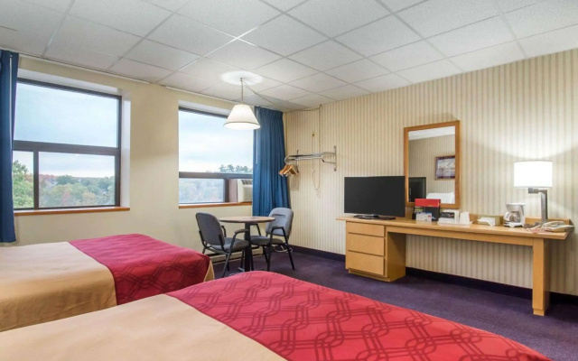 photo 3 of Econo Lodge Manchester
