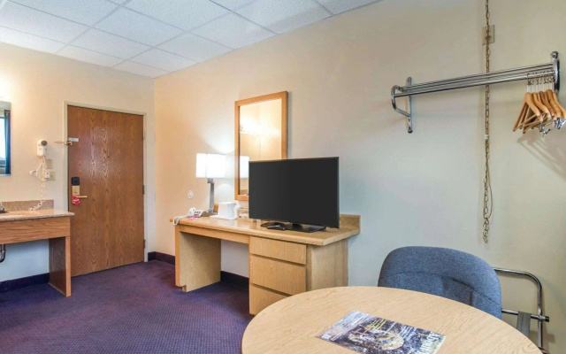 photo 4 of Econo Lodge Manchester