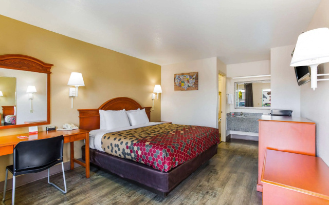 photo 3 of Econo Lodge Lebanon