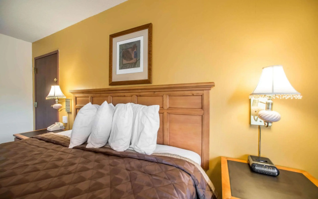 photo 4 of Econo Lodge