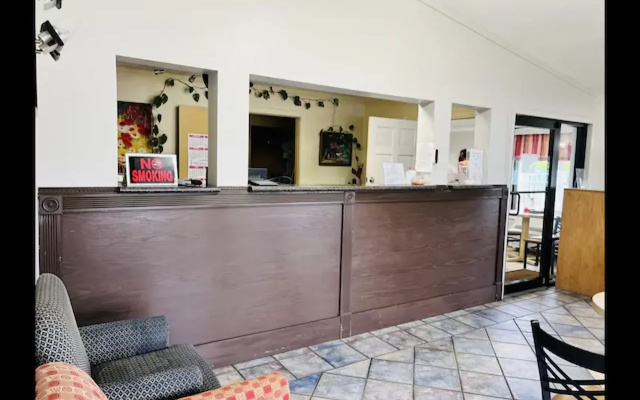 photo 2 of Econo Lodge
