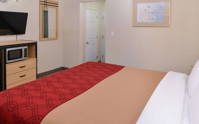 photo 2 of Econo Lodge Rochester I-90 & I-390