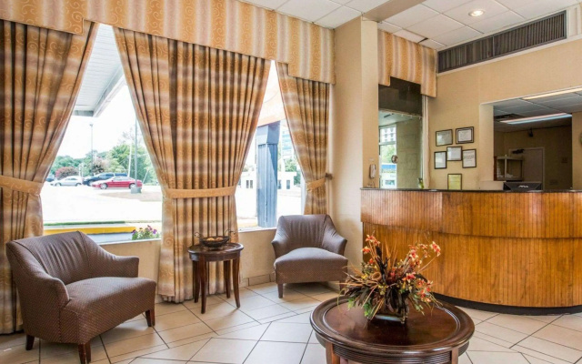 photo 2 of Econo Lodge Atlanta College Park