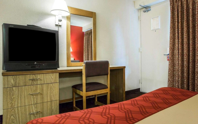 photo 3 of Econo Lodge Atlanta College Park